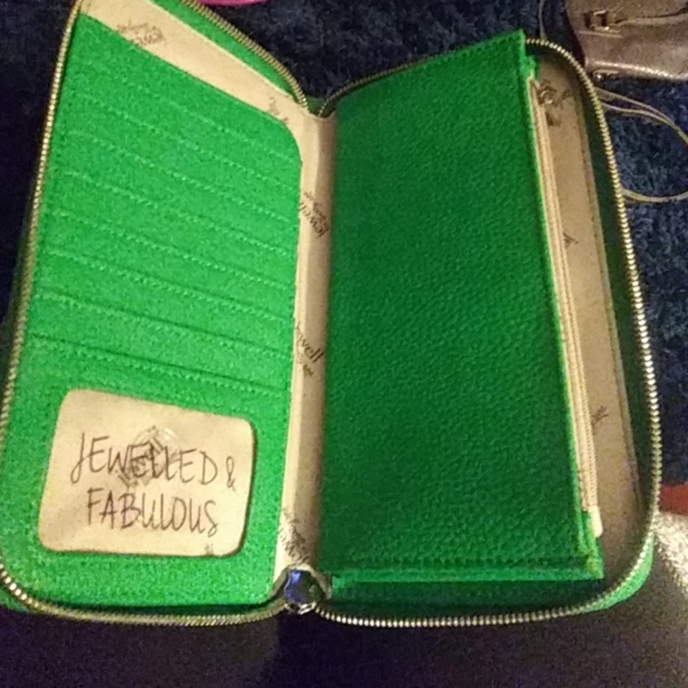 Jewel by thirty-one wallet